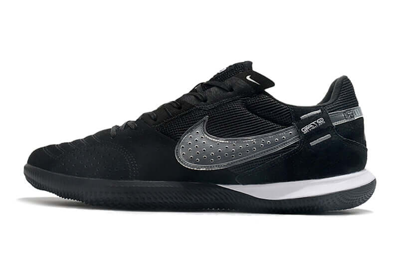 Chuteira Futsal Nike Street Gato IC Preta com design preto e detalhes em prata