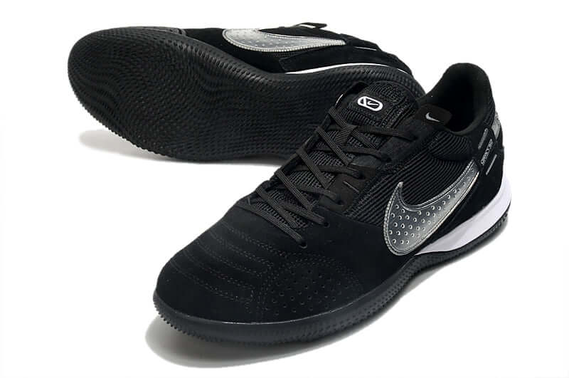 Chuteira Futsal Nike Street Gato IC Preta com design clássico e sola IC para futsal.