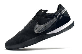 Chuteira Futsal Nike Street Gato IC Preta em preto com detalhes em prata, ideal para jogos em quadra interna.
