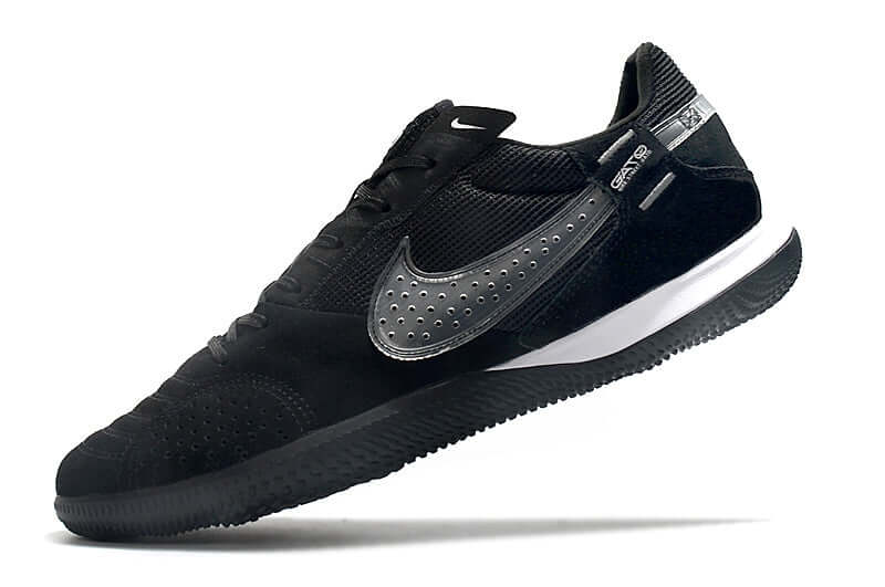 Chuteira Futsal Nike Street Gato IC Preta em preto com detalhes em prata, ideal para jogos em quadra interna.
