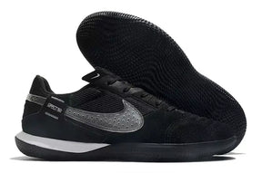 Chuteira Futsal Nike Street Gato IC Preta com design clássico e sola IC para excelente aderência em quadras.