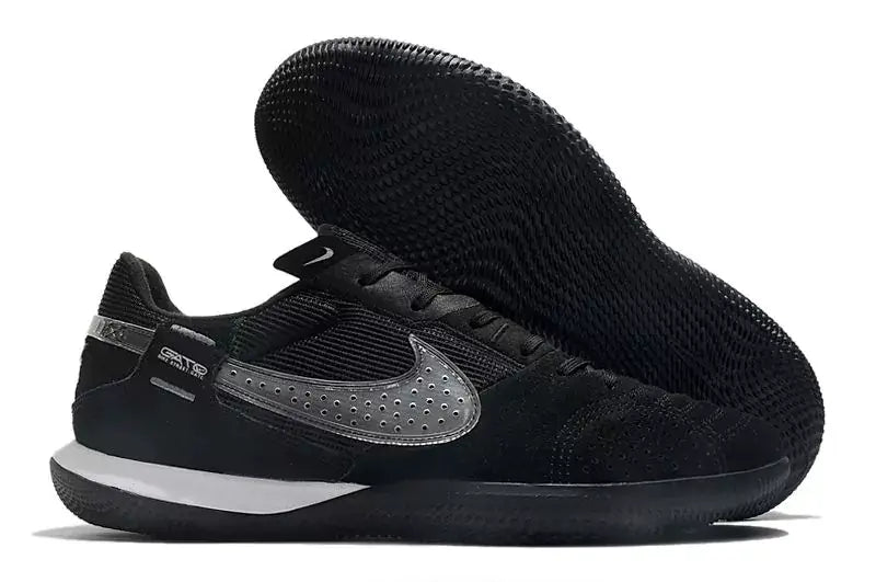 Chuteira Futsal Nike Street Gato IC Preta com design clássico e sola IC para excelente aderência em quadras.