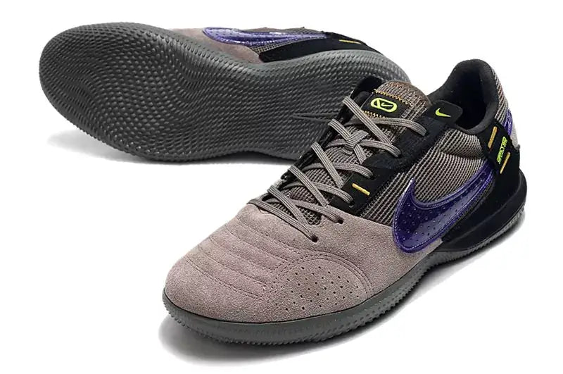 Chuteira Futsal Nike Street Gato IC Preta e Roxa, perfeita para controle e precisão em futsal.