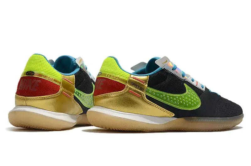 Chuteira Futsal Nike Street Gato IC Preta e Verde com detalhes em dourado e verde, para controle em pisos internos.