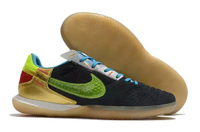 Chuteira Futsal Nike Street Gato IC Preta e Verde com detalhes coloridos e sola de aderência para jogos internos.