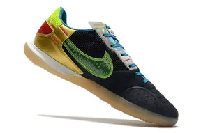 Chuteira Futsal Nike Street Gato IC Preta e Verde vista lateral com detalhes coloridos.