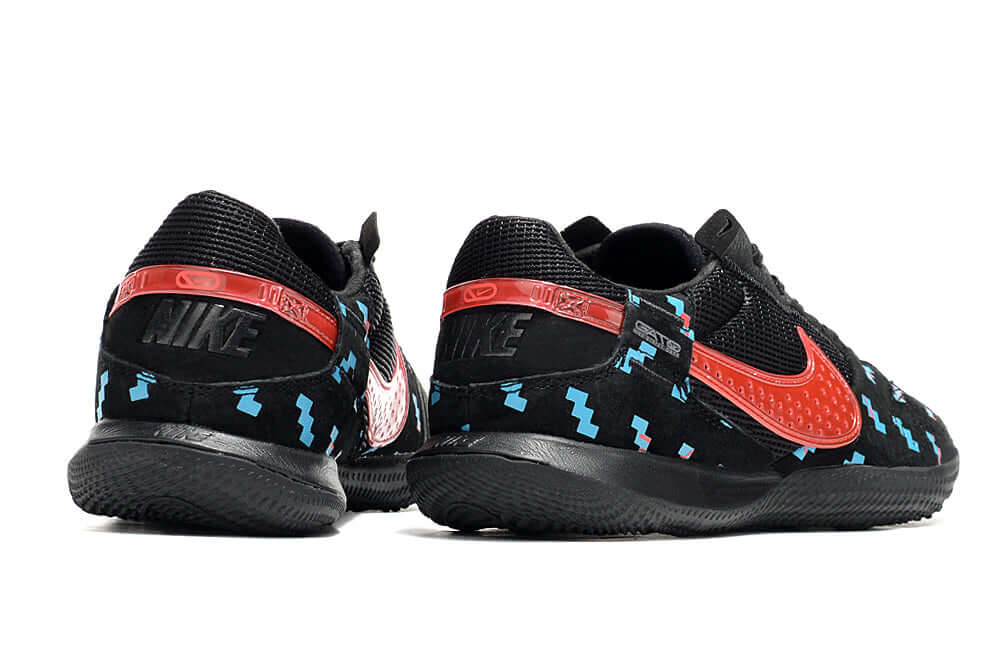 Chuteira Futsal Nike Street Gato IC - Preta e Vermelho com detalhes coloridos, ideal para performance em quadra.