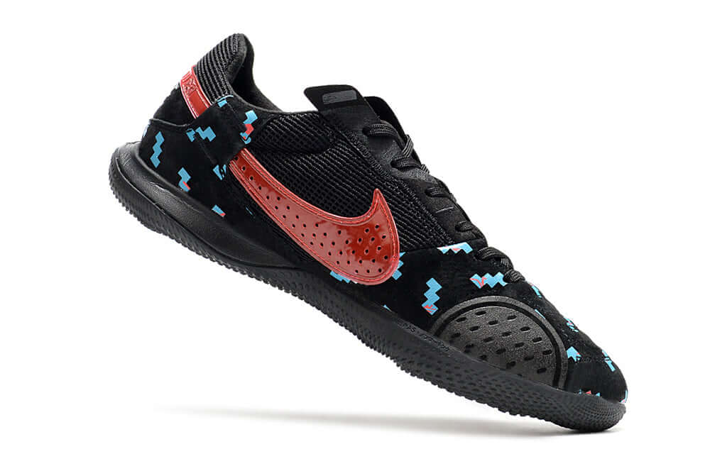 Chuteira Futsal Nike Street Gato IC - Preta e Vermelho em ângulo, destacando design moderno e cores vibrantes.