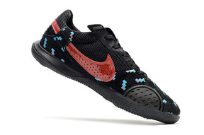 Chuteira Futsal Nike Street Gato IC - Preta e Vermelho em ângulo, destacando design moderno e cores vibrantes.