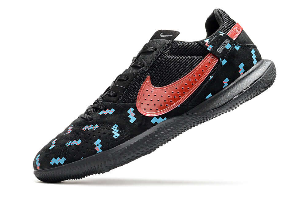 Chuteira Futsal Nike Street Gato IC - Preta e Vermelho com design moderno e funcional.
