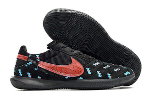 Chuteira Futsal Nike Street Gato IC - Preta e Vermelho com design moderno e sola para pisos internos.