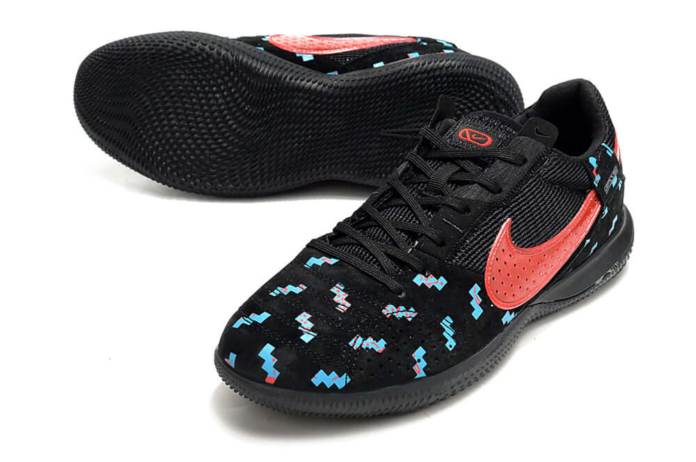 Chuteira Futsal Nike Street Gato IC - Preta e Vermelho com design moderno e tecnologia IC para performance em quadras internas.