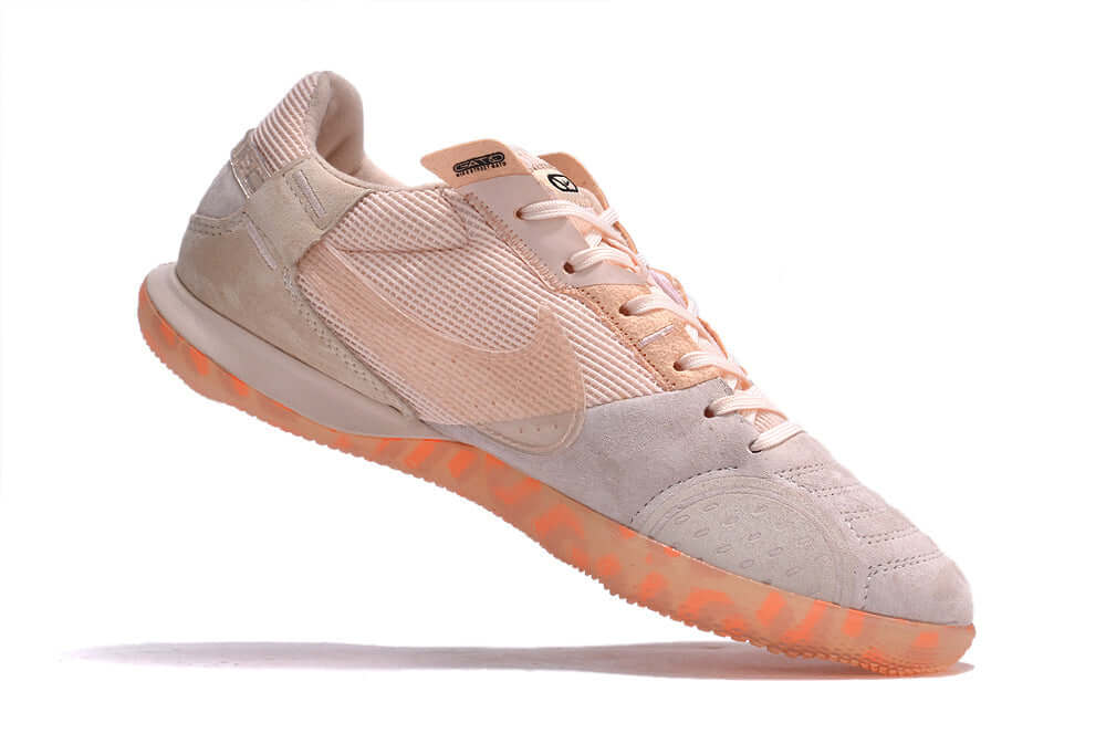 Chuteira Futsal Nike Street Gato IC - Rosa em destaque, ideal para performance em quadras internas.