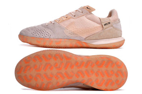 Chuteira Futsal Nike Street Gato IC - Rosa com design em rosa e sola laranja, ideal para futsal e desempenho em quadra.