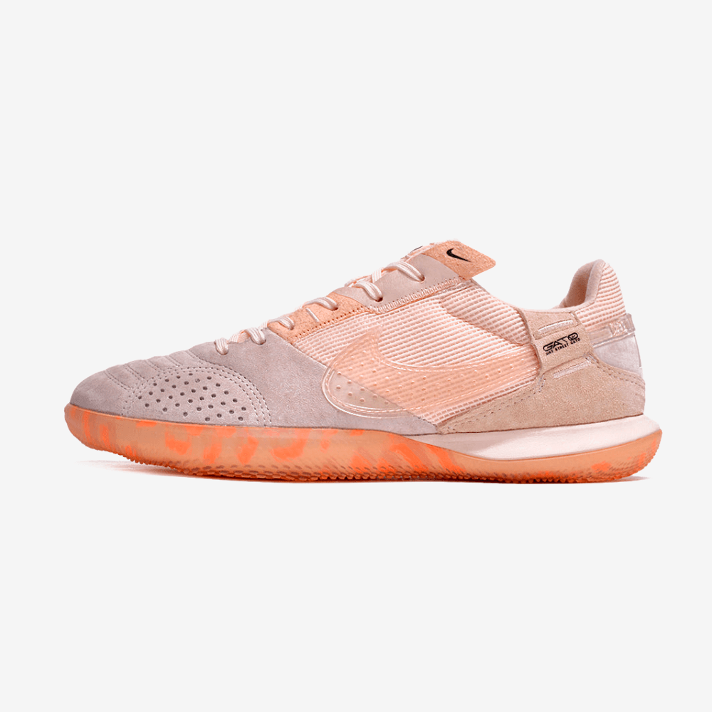 Chuteira Futsal Nike Street Gato IC - Rosa com design moderno e sola IC para melhor desempenho em quadras internas.