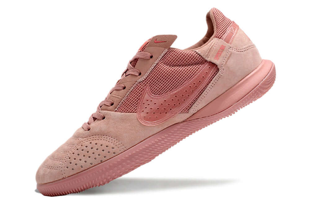 Chuteira Futsal Nike Street Gato IC - Rosa em destaque, ideal para performance e estilo no futsal.