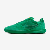 Chuteira Futsal Nike Street Gato IC - Verde em destaque, ideal para controle e precisão em jogos de futsal.