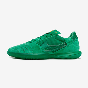 Chuteira Futsal Nike Street Gato IC - Verde em destaque, ideal para controle e precisão em jogos de futsal.