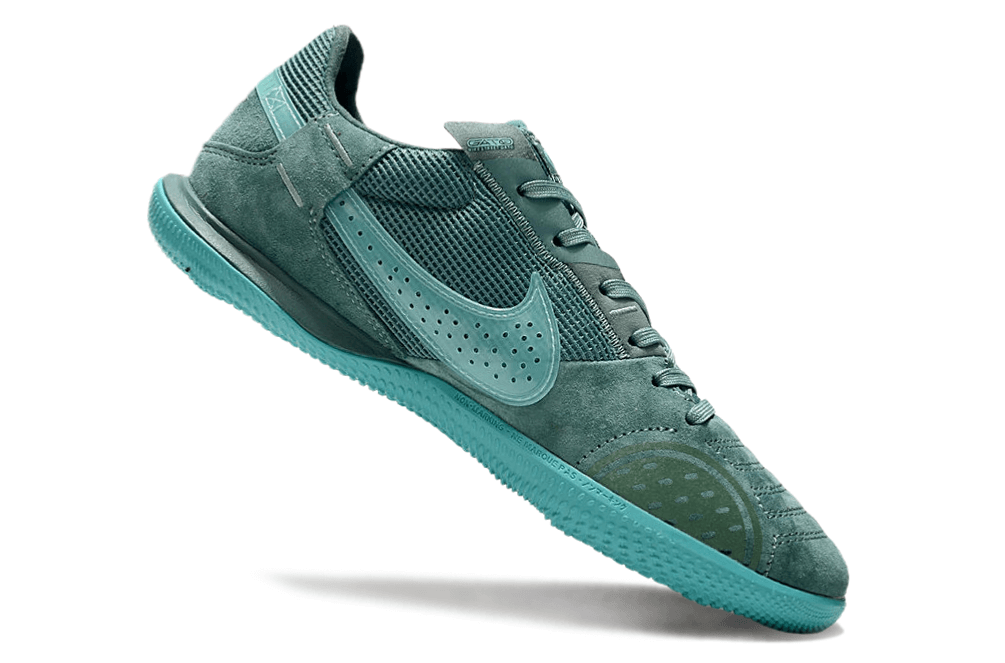 Chuteira Futsal Nike Street Gato IC Verde em destaque, ideal para desempenho em pisos internos.