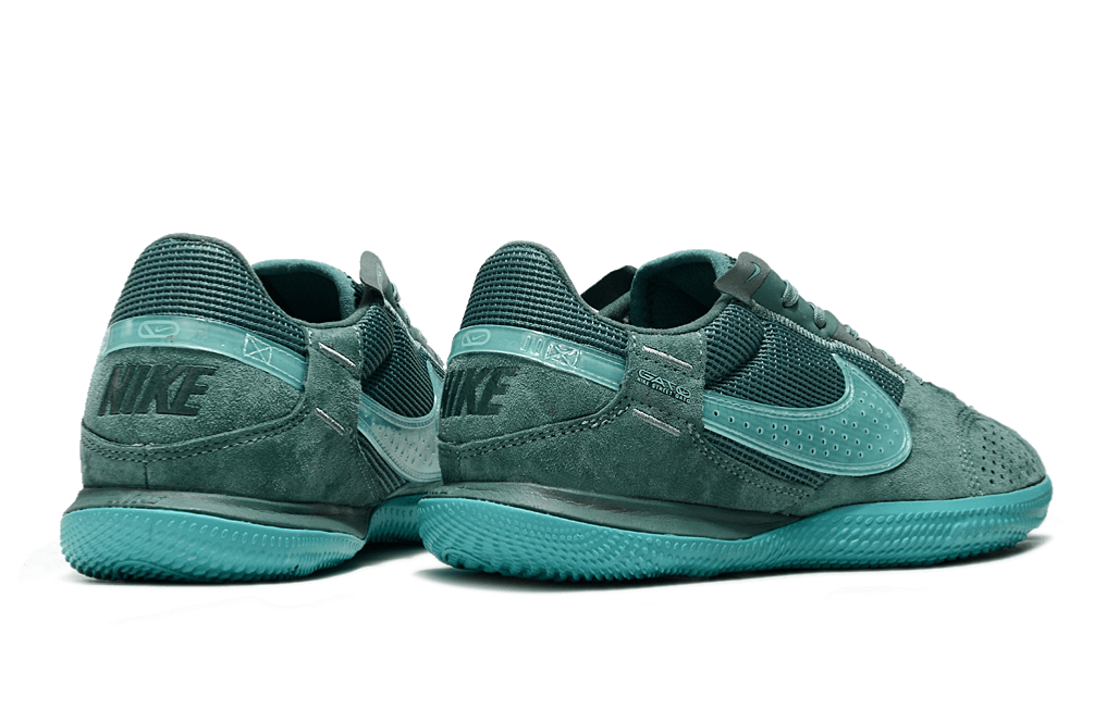 Chuteira Futsal Nike Street Gato IC Verde, com design moderno e cores verde, ideal para superfícies internas.