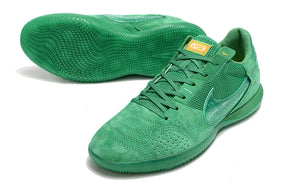 Chuteira Futsal Nike Street Gato IC - Verde em destaque, ideal para controle e precisão no futsal, com design anatômico.