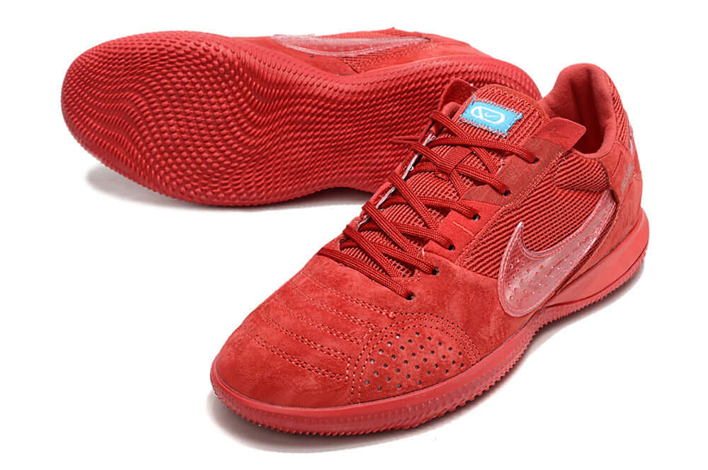 Chuteira Futsal Nike Street Gato IC - Vermelha em destaque com sola IC e design vibrante para controle em futsal.