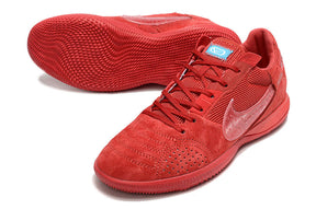 Chuteira Futsal Nike Street Gato IC - Vermelha em destaque com sola IC e design vibrante para controle em futsal.