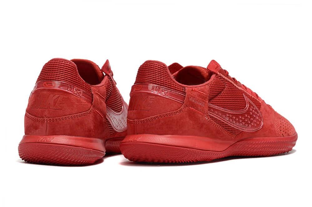 Chuteira Futsal Nike Street Gato IC - Vermelha com detalhes em vermelho vibrante, ideal para futsal.
