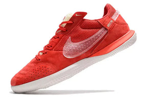 Chuteira Futsal Nike Street Gato IC Vermelha e Branca com design inovador e sola IC para quadras internas.