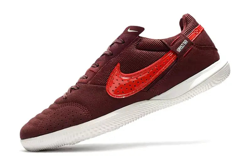 Chuteira Futsal Nike Street Gato IC Vermelha e Branca com design inovador em vermelho e branco, ideal para jogos em quadra.
