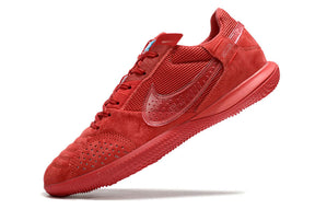 Chuteira Futsal Nike Street Gato IC - Vermelha em vermelho vibrante, ideal para futsal com sola IC.