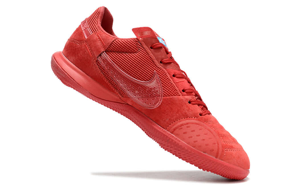 Chuteira Futsal Nike Street Gato IC - Vermelha em vermelho vibrante, ideal para controle e precisão em quadras internas.