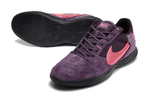 Chuteira Futsal Nike Street Gato IC Vinho com design elegante e sola Indoor Court para máximo desempenho.
