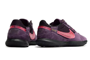 Chuteira Futsal Nike Street Gato IC Vinho em tom vinho e detalhes em rosa, ideal para performance em pisos internos.