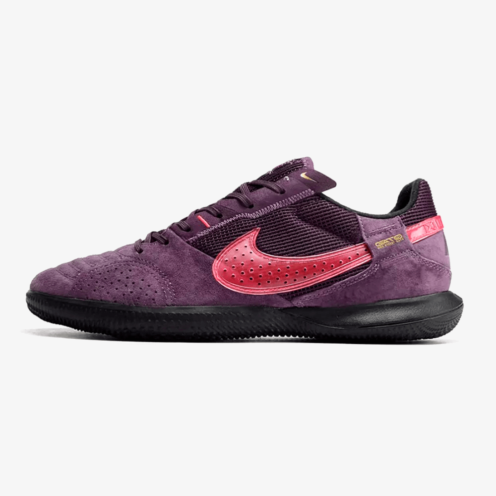 Chuteira Futsal Nike Street Gato IC Vinho em tom vinho com detalhes em rosa