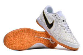 Chuteira Futsal Tiempo 10 Legend Elite IC Branca com design branco e sola laranja
