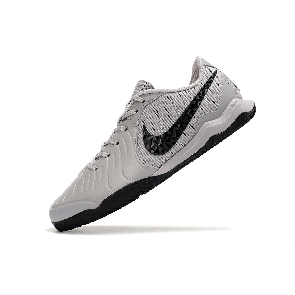 Chuteira Futsal Tiempo 10 Legend Elite IC Cinza com design moderno e solado para excelente tração em quadras.