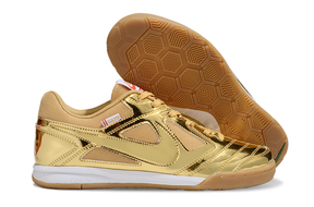 Chuteira Futsal Supreme X Nike SB Gato IC Dourada com design elegante e sola IC para futsal.