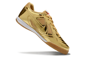 Chuteira Futsal Supreme X Nike SB Gato IC Dourada - Design dourado e performance para futsal.
