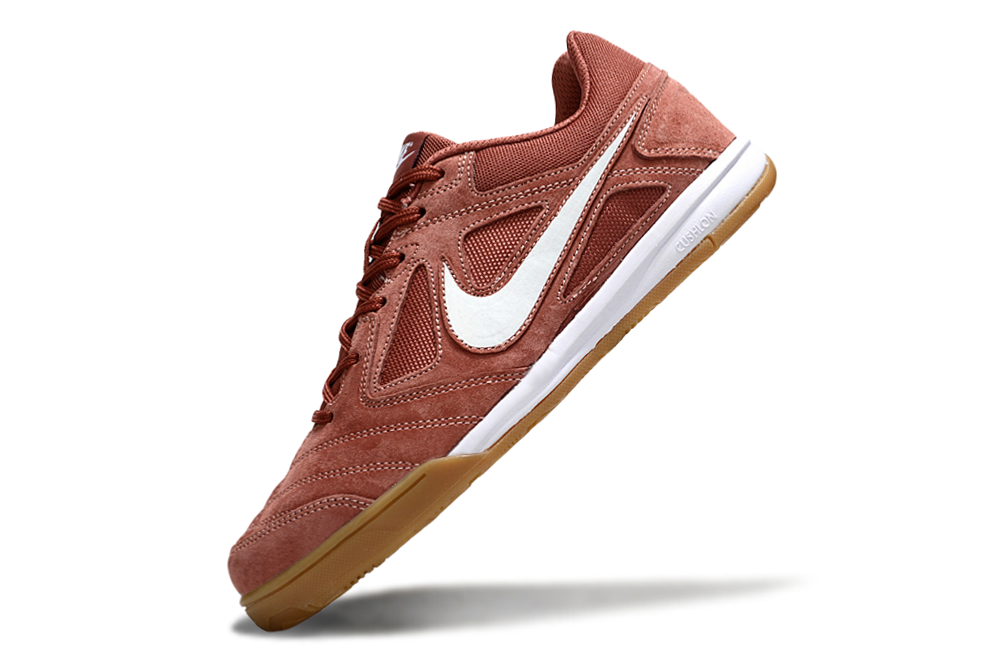 Chuteira Futsal Supreme X Nike SB Gato IC Vermelho em destaque, mostrando seu design exclusivo e vibrante