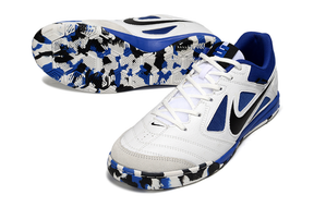 Chuteira Futsal Supreme X Nike SB Gato IC Branca e Azul com sola em preto e azul.