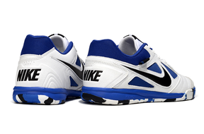 Chuteira Futsal Supreme X Nike SB Gato IC Branca e Azul, vista traseira com detalhes em azul e preto.