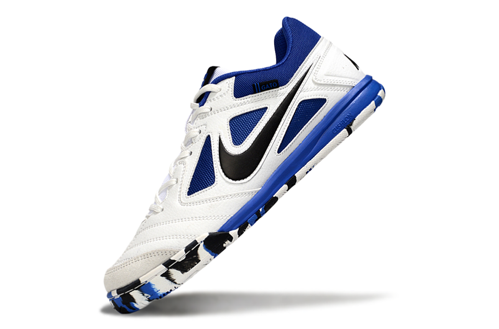 Chuteira Futsal Supreme X Nike SB Gato IC Branca e Azul em destaque com detalhes em azul e preto.