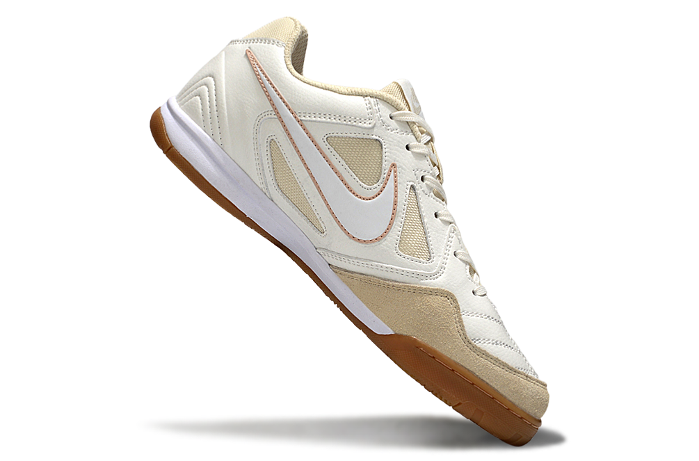 Chuteira Futsal Supreme X Nike SB Gato IC Branca lateral com design moderno e sola adequada para treinos internos.