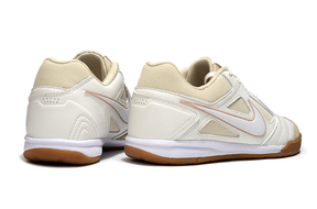 Chuteira Futsal Supreme X Nike SB Gato IC Branca vista traseira com detalhes em beige e sola de borracha.