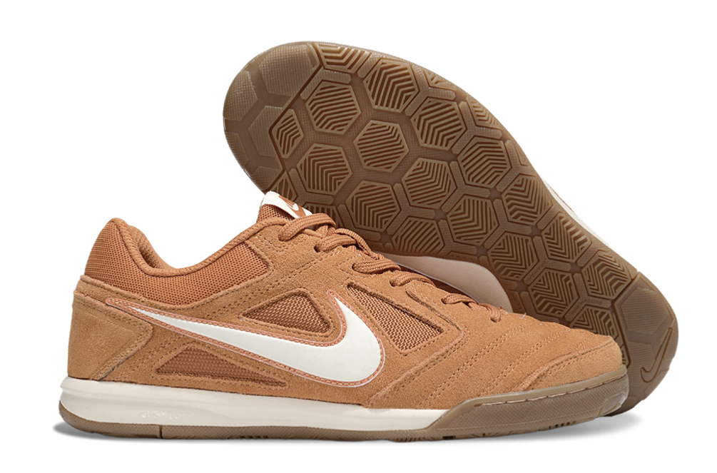 Chuteira Futsal Supreme X Nike SB Gato IC em cor laranja com sola de borracha optimizada.