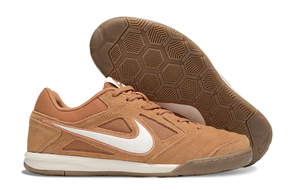 Chuteira Futsal Supreme X Nike SB Gato IC em cor laranja com sola de borracha optimizada.