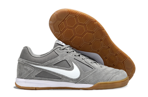 Chuteira Futsal Supreme X Nike SB Gato IC Cinza com sola IC, calçado versátil e de alto desempenho.