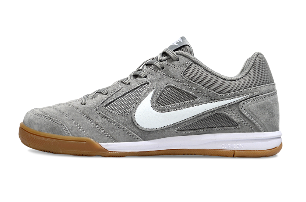Chuteira Futsal Supreme X Nike SB Gato IC Cinza lateral com sola IC e design em cinza.