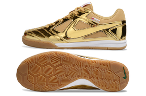 Chuteira Futsal Supreme X Nike SB Gato IC Dourada com design dourado e sola de aderência